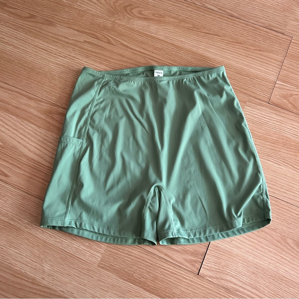Halara Light Green Side Pockets Athletic Shorts Medium